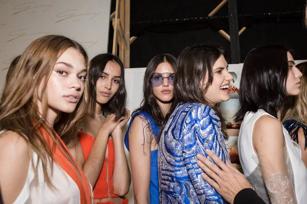 Mükemmel modele backstage içinde poz