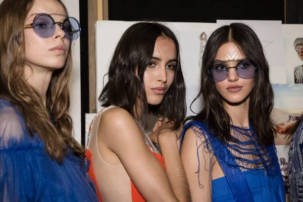 Mükemmel modele backstage içinde poz