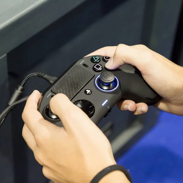 Controller bei der games week 2017 in Mailand, Italien — Stockfoto