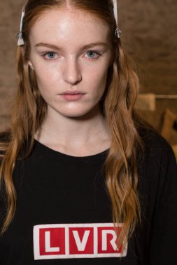 Muhteşem model backstage içinde poz