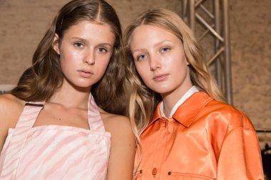 Mükemmel modele backstage içinde poz