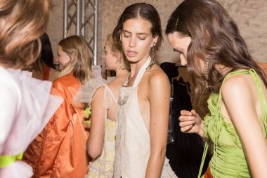 Mükemmel modele backstage içinde poz