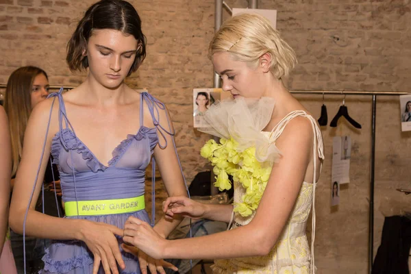 Mükemmel modele backstage içinde poz