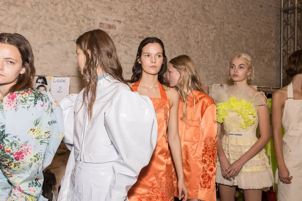 Mükemmel modele backstage içinde poz