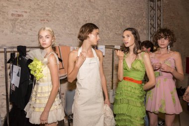 Mükemmel modele backstage içinde poz