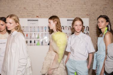 Mükemmel modele backstage içinde poz