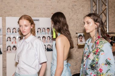 Mükemmel modele backstage içinde poz