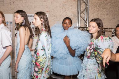 Mükemmel modele backstage içinde poz