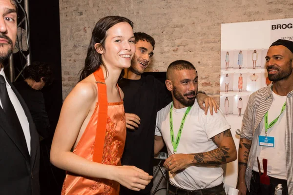 Prachtig model poseren in de backstage — Stockfoto