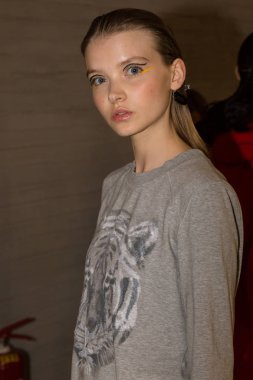 Muhteşem model backstage içinde poz