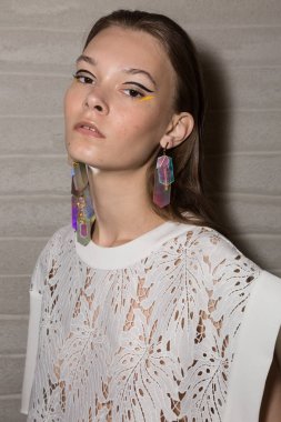 Muhteşem model backstage içinde poz