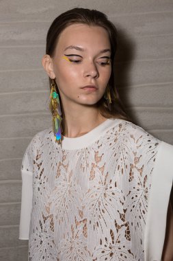 Muhteşem model backstage içinde poz