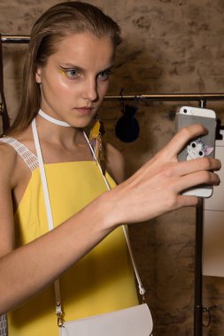 Muhteşem model backstage içinde poz