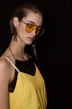 Muhteşem model backstage içinde poz