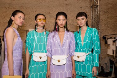 Mükemmel modele backstage içinde poz