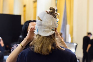 Muhteşem model backstage içinde poz