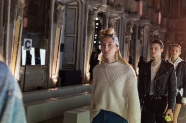 Prova sırasında muhteşem modeli