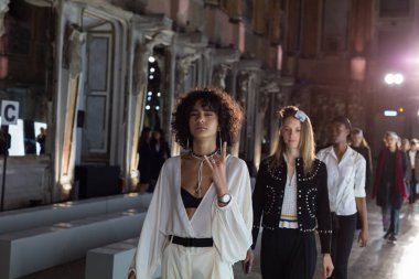 Prova sırasında muhteşem modeli