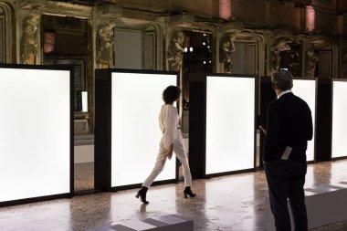 Prova sırasında muhteşem modeli