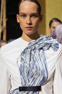 Muhteşem model backstage içinde poz