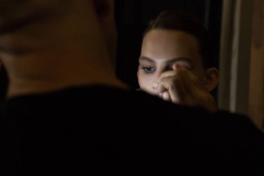 Muhteşem model backstage içinde poz