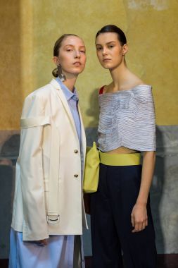 Mükemmel modele backstage içinde poz