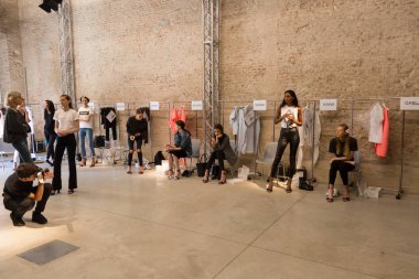 Mükemmel modele backstage içinde poz