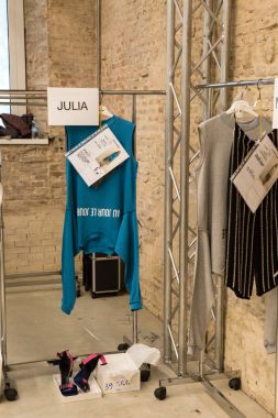 Elbiseler backstage içinde hazır