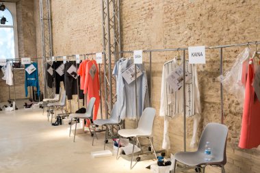 Elbiseler backstage içinde hazır