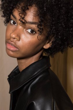 Muhteşem model backstage içinde poz