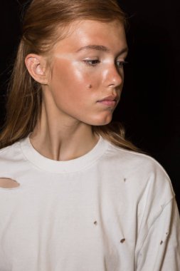 Muhteşem model backstage içinde poz