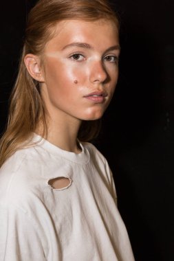 Muhteşem model backstage içinde poz