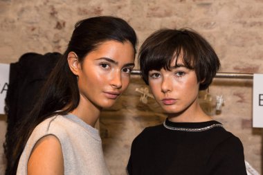 Mükemmel modele backstage içinde poz