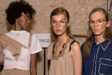Mükemmel modele backstage içinde poz