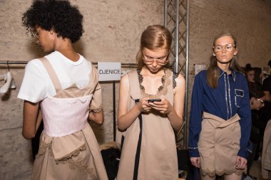 Mükemmel modele backstage içinde poz