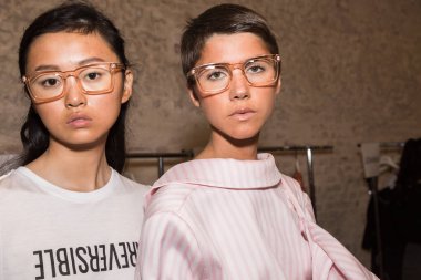 Mükemmel modele backstage içinde poz