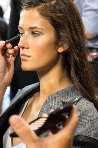 Prachtig model poseren in de backstage — Stockfoto