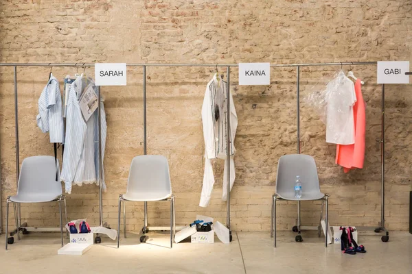 Elbiseler backstage içinde hazır