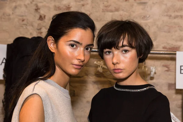 Mükemmel modele backstage içinde poz