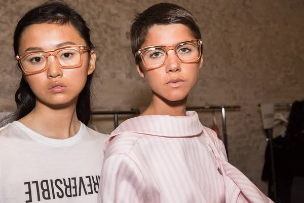 Mükemmel modele backstage içinde poz