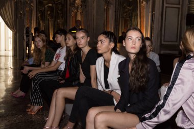 Mükemmel modele backstage içinde poz