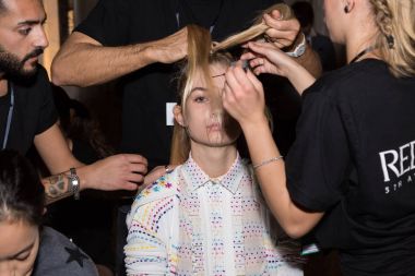 Muhteşem model backstage içinde poz