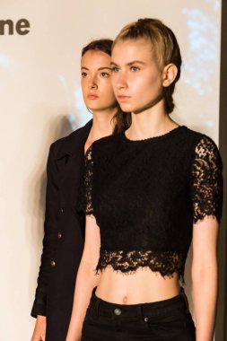 Mükemmel modele backstage içinde poz