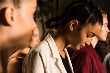 Muhteşem model backstage içinde poz