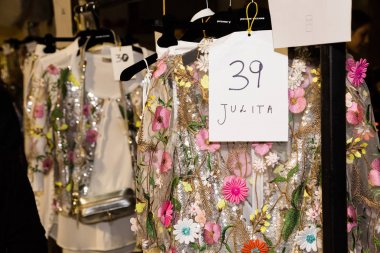 Elbiseler backstage içinde hazır