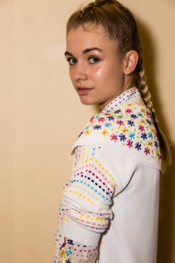 Muhteşem model backstage içinde poz