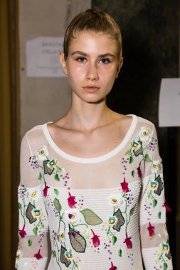 Muhteşem model backstage içinde poz