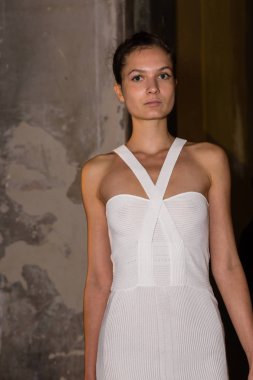 Muhteşem model backstage içinde poz