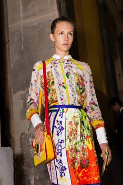 Muhteşem model backstage içinde poz