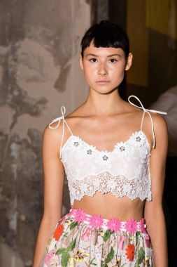 Muhteşem model backstage içinde poz